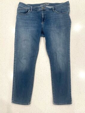 Universal Thread Women’s Medium Blue Slim Straight Jeans